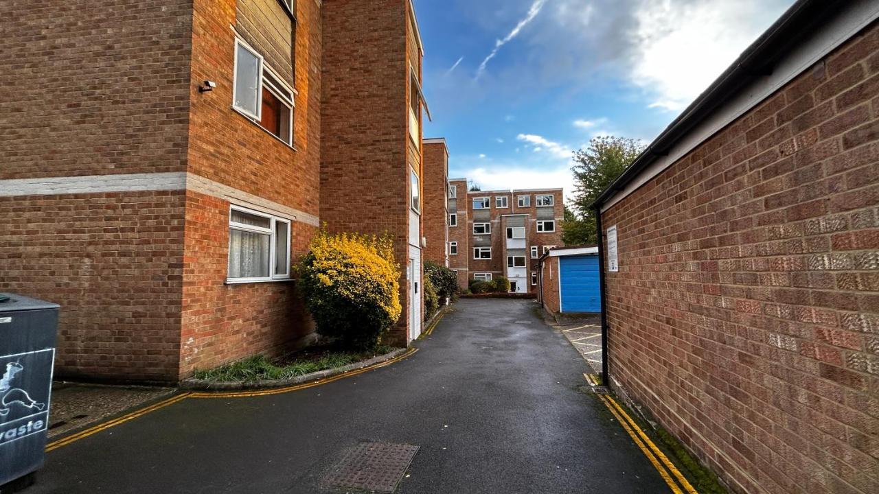 Cozy 2 Bedroom Apartment Close To Town Centre Woking Exterior photo